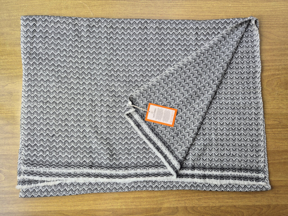 Kaschmir-Schal mit Chevron-Struktur | Anthrazit-Weiß | handgefertigt von LWH | 68×196 cm